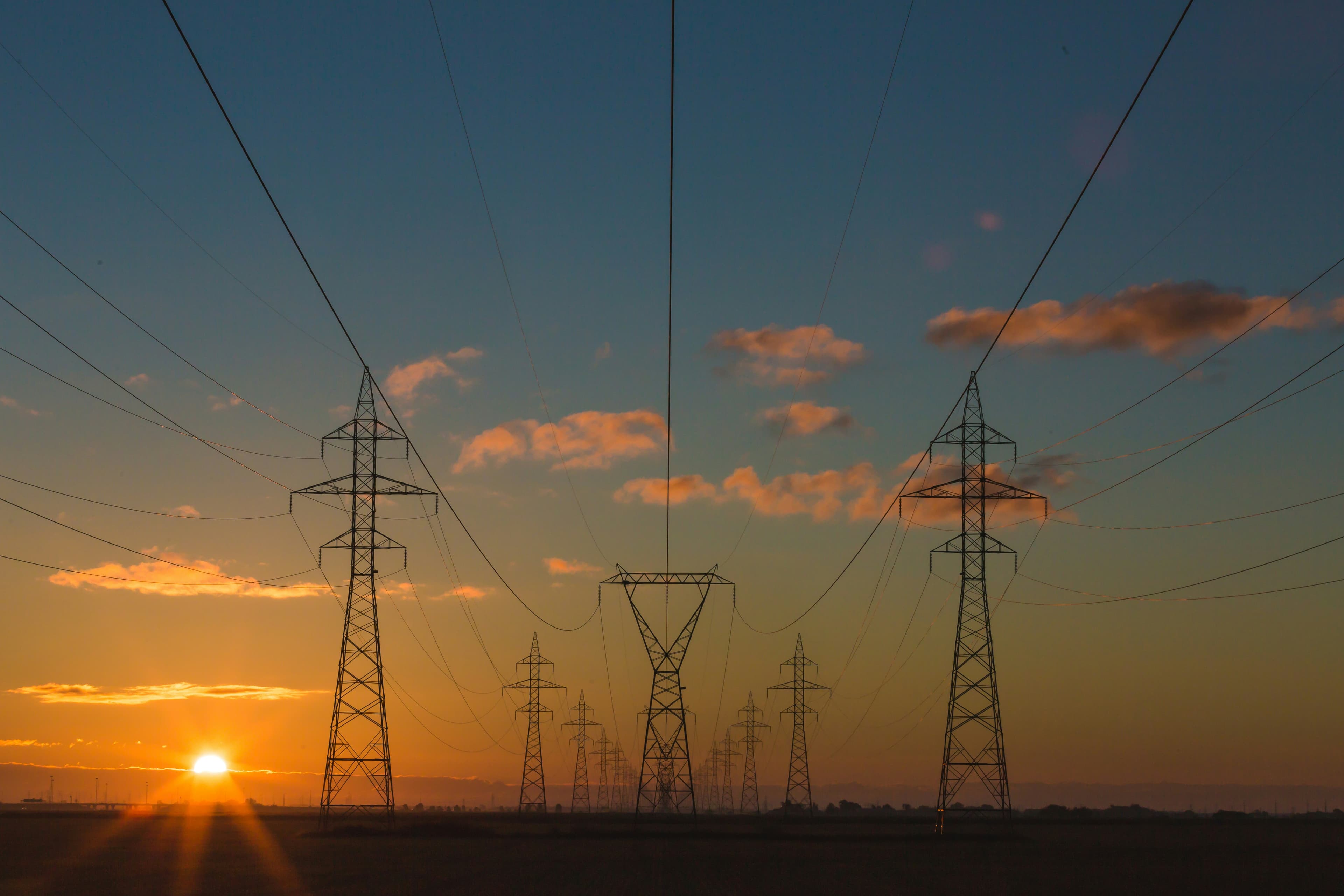 Energieinfrastruktur mit Stromzähler – technische Prozesse im Hintergrund